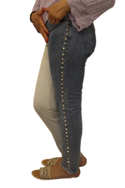 Jeans bicolor con borchie